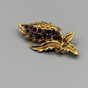 Elegant Vintage Goldtone and Purple Rhinestone Leaf Brooch JP413